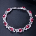 Vue détaillée du bracelet de luxe avec zircons rouges et halo de diamants étincelants - Rose rouge