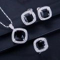 Détail d'une parure en argent avec pierres noires carrées et zircons brillants - Noir