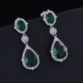 Elegante smaragdgroene druppeloorbellen met zilveren micro-pave zirkonia accenten - Groen