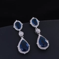 Boucles d'oreilles argentées avec pierres bleu foncé en poire et zircons sertis - Bleu saphir