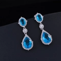 Boucles d'oreilles élégantes en argent avec pierres bleues et zircons sertis - Bleu clair
