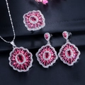 Detailopname van sieradenset met roze ovale edelstenen en sprankelende zilveren accenten - Rode Stijl (Maat 6)