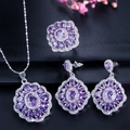 Gedetailleerde macro van luxe paarse edelsteen sieradenset met ketting, ring en oorbellen - Paarse Stijl (Maat 6)