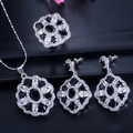Detail of luxury jewelry set with black oval stones and vintage floral lace patterns - Black And White Style (Size 6)