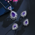 Macro van een luxe sieradenset met paarse druppelvormige stenen en witte zirkonia - Maat 6 / Violet Blauw