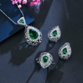 Dettaglio parure gioielli con pietre verde smeraldo a goccia e finitura in argento - Verde