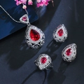 Dettaglio di un set di gioielli vintage con pietre rosse a pera e pavé di zirconi lucidi - Rosso