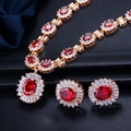Detalle macro de conjunto de joyas de novia con rubíes rojos y cristales finos - Rojo