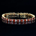 Primer plano de pulsera bañada en oro con circonitas rojas cuadradas y blancas baguette - Rojo