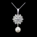 Silberne Sonnenblumen-Halskette mit Zirkonia und eleganter Perle auf schwarzem Hintergrund - Sonnenblumen-Stil (Platin Weiße Perle) / Silber