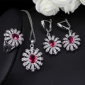 Détail d'une parure de bijoux vintage avec pierres rouges et motif tournesol - Rouge