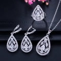 Detailopname van sprankelende zirkonia sieradenset met ketting, oorbellen en ring - Maat 6 / Wit