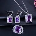 Elegante paarse kristallen sieradenset met ketting, oorbellen en ring op zwarte ondergrond - Maat 6 / Paars