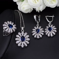 Détail d'un ensemble de bijoux floraux avec pierres bleues ovales et zircons blancs - Bleu saphir