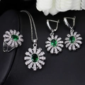 Détail de parure de bijoux rétro ethnique avec pierres émeraude et motif marguerite - Vert