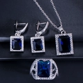 Detailopname van blauwe zirkoon sieradenset inclusief oorbellen, ketting en ring - Maat 6 / Donkerblauw