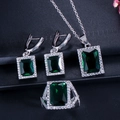 Details von luxuriösem smaragdgrünem Schmuckset mit Halskette Ohrringen und Ring - Grün
