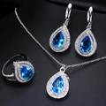Macro-detail van de blauwe zirkoon sieradenset met ketting, oorbellen en ring - Aqua / Maat 6