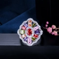 Détail de la bague fleur de luxe avec zircons AAA multicolores et rubis central rouge - Multicolore (Taille US 6)