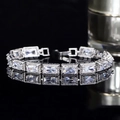 Bracelet argenté avec cristaux rectangulaires transparents et halo de zircon brillant - Blanc