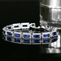 Détail d'un bracelet de luxe argenté avec zircons bleus rectangulaires et halo de diamants - Bleu