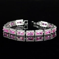 Détail d'un bracelet argenté avec zircon rose rectangulaire et pavé de cristaux - Rose