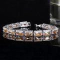 Détail d'un bracelet de luxe avec pierre orange taille émeraude sur surface noire - Champagne