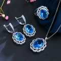 Macro-opname van blauwe zirkoon bruidssieradenset met ketting oorbellen en ring - Blauw (Maat 6)
