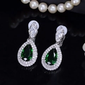 Elegante zilveren druppeloorbellen met groene peervormige zirkoon en witte halo-stenen - Groen