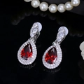 Elegante zilverkleurige druppeloorbellen met dieprode edelstenen en witte zirkoonstenen - Rood