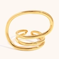 Dettaglio macro dell'anello in acciaio inossidabile dorato con design a spirale - Linee Geometriche Esagerate - Oro