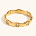 Anello ondulato placcato oro 18K con incisione a stella e cristalli scintillanti - US 6 / Bianco Oro