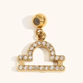 Dettaglio del ciondolo Bilancia placcato oro 18K con pavé di zirconi scintillanti - Bilancia