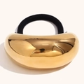 Dettaglio macro dell'ornamento in metallo dorato 18K con finitura a specchio - Oro