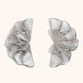 Pendientes de pétalos plisados plateados en acero inoxidable con textura cepillada - Pendientes de Pétalos Arrugados - Plateado