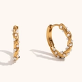Detalle de pendientes de aro retorcidos bañados en oro de 18K con elegantes perlas - Pendientes de Torsión Irregulares - Dorado - Perla Artificial
