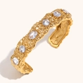 Brazalete abierto de oro de 18K martillado con circonitas transparentes brillantes - Pulsera de Piedra Blanca de Patrón Profundo Irregular (Oro Blanco)