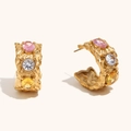 Pendientes de aro en C dorados con textura irregular y cristales de colores vivos - Pendientes Multicolor de Patrón Profundo Irregular (Color Dorado)