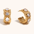 Pendientes en C dorados vintage con textura irregular y piedras de circón brillantes - Pendientes de Piedra Blanca de Patrón Profundo Irregular (Oro Blanco)