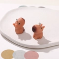 Nahaufnahme von niedlichen Capybara-Harzfiguren für DIY-Schmuck und Schlüsselanhänger - Meerschweinchen Ein Stück