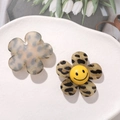 Détail de breloques en acrylique fleur léopard avec sourire jaune pour bricolage créatif - Blanc Cassé