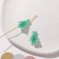Macro shot of green resin Christmas tree beads with golden pins for DIY jewelry - 1 Piece / Lake Green