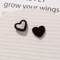 Dettaglio di bottoni a cuore in velluto con inserto in metallo per accessori fai-da-te - Caffè