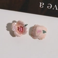 Makro-Detail von rosa Harz-Keramikblumen für DIY-Schmuck und Haar-Accessoires - Hellrosa
