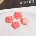 Makroaufnahme von rosa beflockten Samtrosen für DIY-Schmuck und handgemachtes Zubehör - Rosa