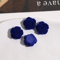 Makroaufnahme dunkelblauer beflockter Rosenanhänger mit Samttextur für DIY-Schmuck - Blau