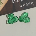 Vue macro de deux perles trèfle transparentes vertes pour la création de bijoux DIY - Petit (1 Pièce) / Vert