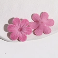 Nahaufnahme von rosa beflockten Blumenanhängern für DIY-Schmuck und Haarzubehör - US 2