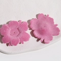 Makroaufnahme von rosa beflockten Blumenanhängern für DIY-Schmuck und Haarzubehör - US 3