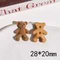 Dettaglio macro di ciondolo orso marrone floccato 28x20mm con retro piatto a due fori - Cachi Chiaro In Piedi